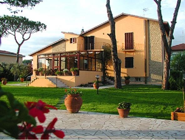 B&B Villa Acero Marina Di Carrara Exterior photo